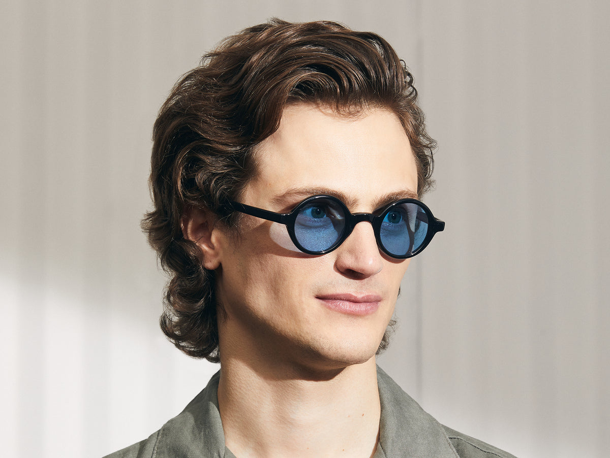 Das Modell trägt die ZOLMAN in Black in Größe 42 mit Celebrity Blue getönten Gläsern.