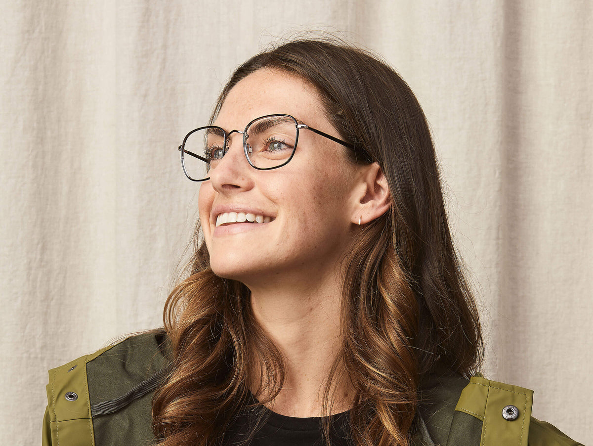 Model is wearing The SCHLEP in size 53 in Black/Gunmetal