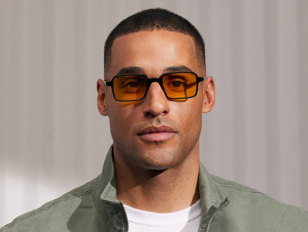 النموذج يرتدي SHINDIG Black بحجم 50 مع عدسات Mellow Yellow الملونة