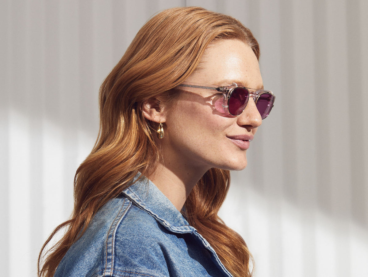 El modelo lleva puesto el CLIPTOSH in Gold en talla 46 con lentes tintados Purple Nurple.